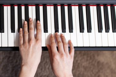 Kadın eli piyanoda oynuyor. Kapatma ayrıntıları.