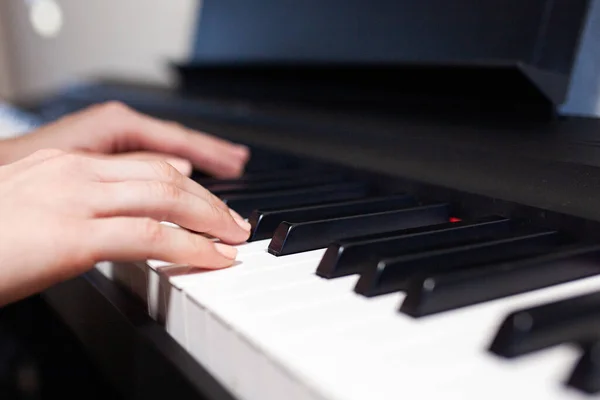 Kvinnlig Hand Spelar Pianot Närbild Detalj — Stockfoto