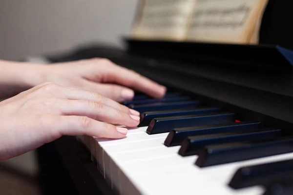 Mulher Mão Está Tocando Piano Close Detalhe — Fotografia de Stock