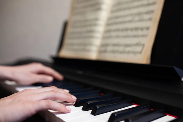 Mulher Mão Está Tocando Piano Close Detalhe — Fotografia de Stock