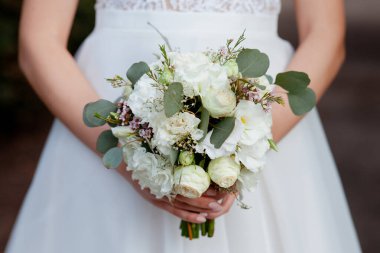 Gelin ellerinde düğün buketi