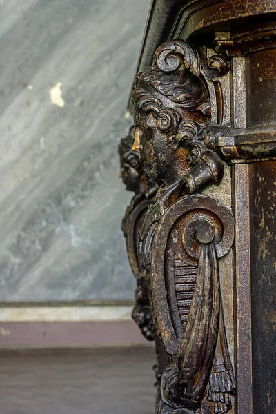Винтажный резной деревянный женский декор — стоковое фото