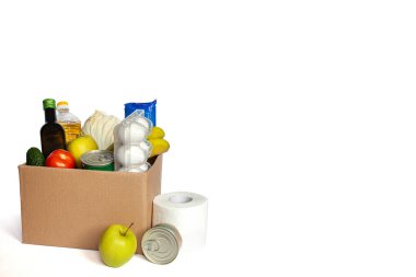 Beyaz arka planda fakir ya da yaşlı insanlar için çeşitli ürünler içeren bağış kutuları. Salgın koronavirüs gıda kıtlığı. Yiyecek bağışları ya da teslimat konsepti. Metin kopyalama alanı için boş alan