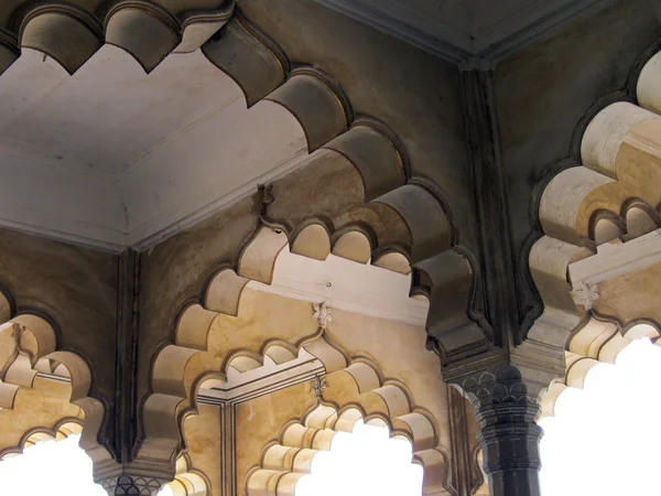Onderkant van de boog in de ingang van een Indiase mausoleum — Stockfoto