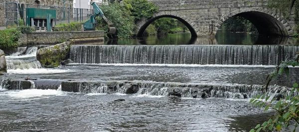 Швидкий тече річка у Великобританії — стокове фото