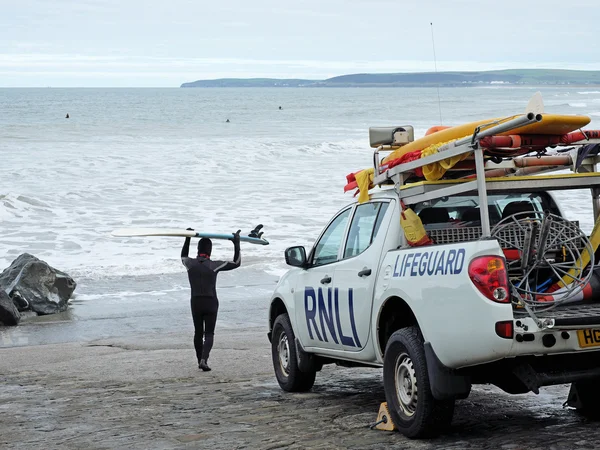 Surfen onder de waakzame ogen — Stockfoto