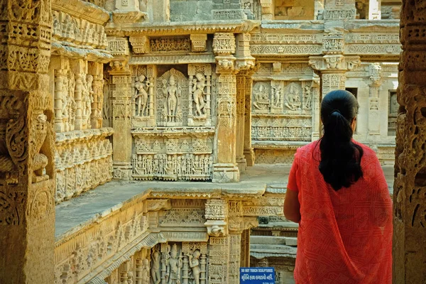 Sculptures dans un ancien stepwell indien — Photo