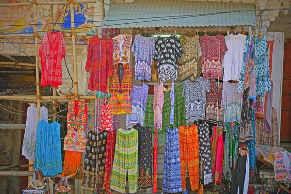 Ropa para la venta en un mercado callejero indio — Foto de Stock