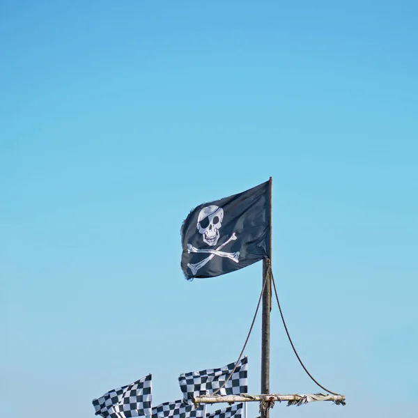 ธง Jolly Roger ในลมแรงในสหราชอาณาจักร — ภาพถ่ายสต็อก