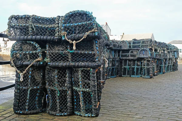 在英语的岸边上堆叠的龙虾筒子架 — 图库照片