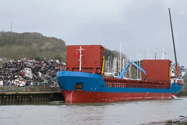 Cargo boat taking on scrap metal — Stock Photo, Image