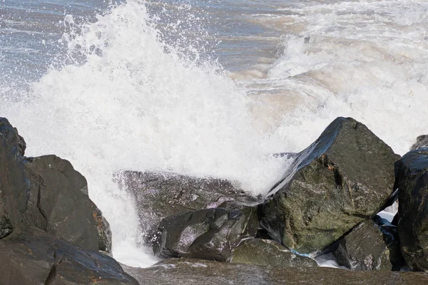 Rompiendo olas en la costa británica — Foto de Stock