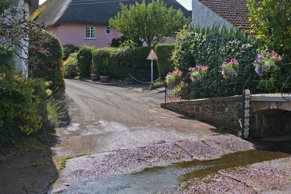 イギリスの西の国の村の入り口にストリーム — ストック写真