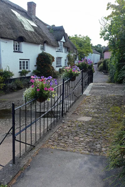 Passarela sobre um vau na entrada de uma aldeia Devon — Fotografia de Stock