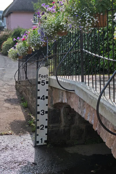 Indicatore di profondità accanto a un guado all'ingresso di un villaggio Devon Regno Unito — Foto Stock