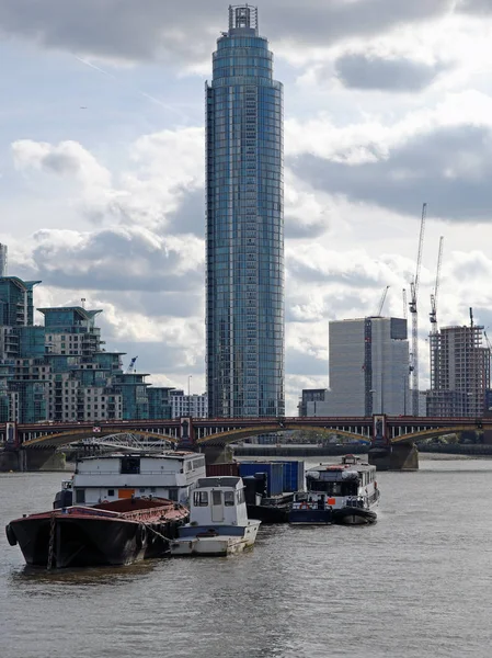 Thames båtplatser i skuggan av samtida bostäder — Stockfoto