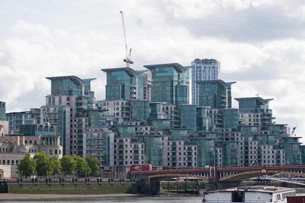 Postmoderne huisvestingsontwikkeling op de rivier de Theems — Stockfoto