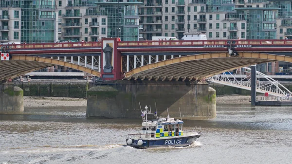 Thames Nehri polis devriye — Stok fotoğraf