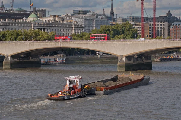 Zand barge op de Theems worden getrokken uit Londen — Stockfoto