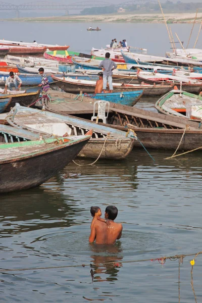 Zwemmers in een heilige Indian river — Stockfoto