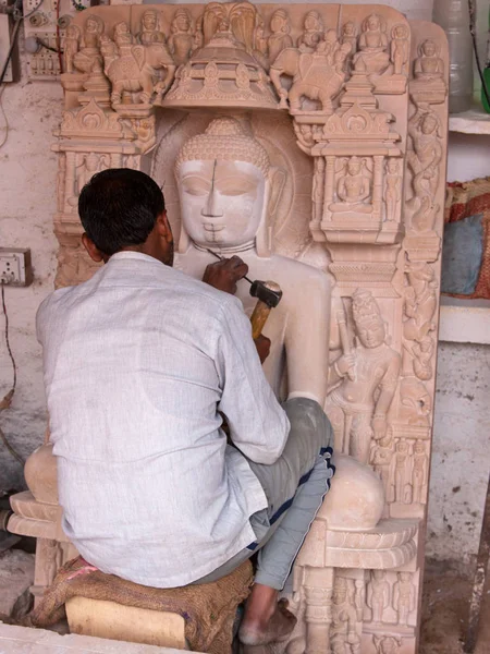 Khajuraho Índia Fevereiro 2015 Pedreiro Não Identificado Esculpir Réplica Esculturas — Fotografia de Stock