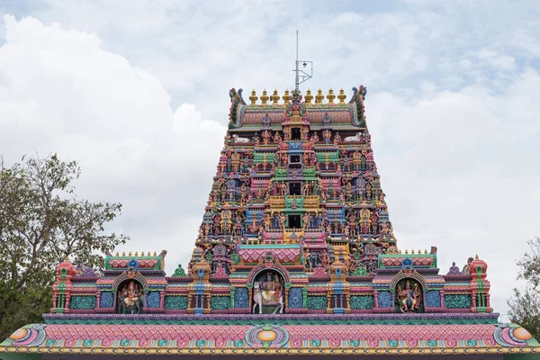 Gopuram Czyli Wieża Wejściowa Przed Świątynią Karpaga Vinayagar Pillaiyarpatti Stanie — Zdjęcie stockowe