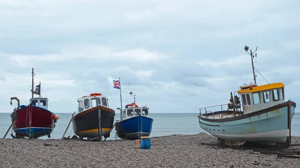 Część Lokalnej Floty Rybackiej Utknęła Żwirowej Plaży Beer Południowym Devon — Zdjęcie stockowe