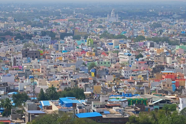 南インドのタミル ナードゥ州のトリッキー市のカラフルな住宅の空中ビュー — ストック写真