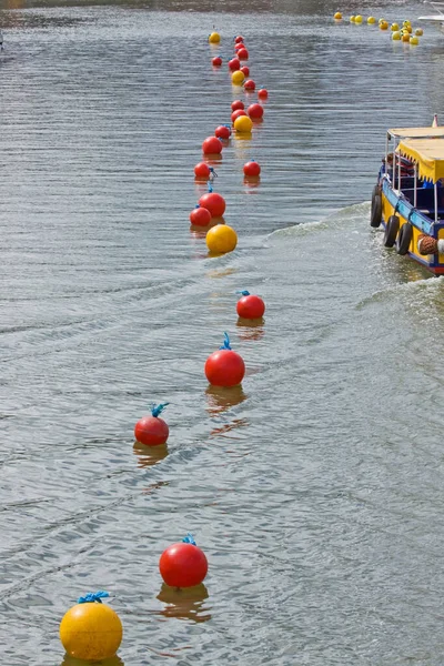 Σήμανση Buoys Στον Απόηχο Ενός Επιβατικού Πλοίου Στο Bristol Harbor — Φωτογραφία Αρχείου