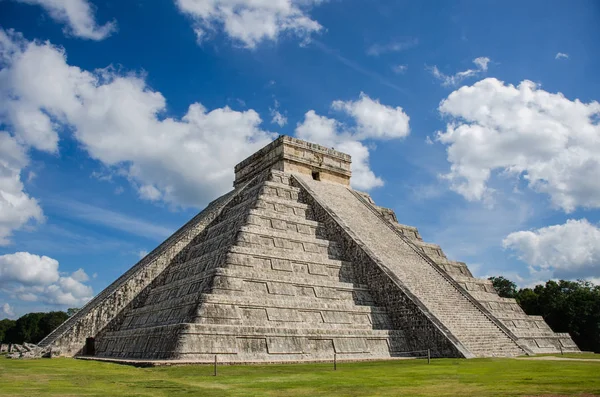 A Chichen Itza-kastély — Stock Fotó