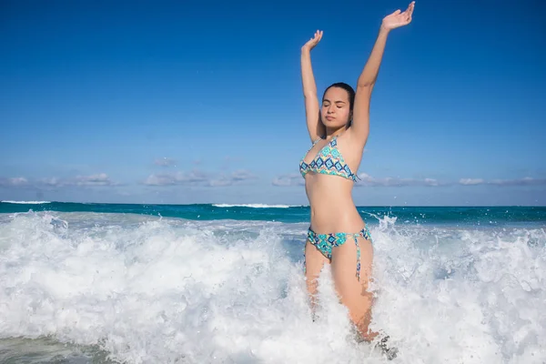 Chica joven disfrutando de vacaciones en el mar Caribe — Foto de Stock
