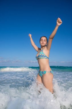 Kız Cancun plajında