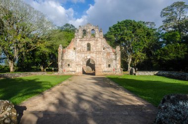 Kosta Rika Ujarras kilisede kalıntıları