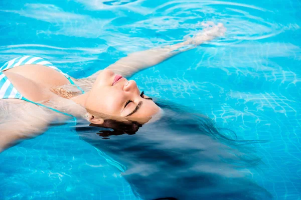 Girl resting in swimming pool at the Caribbean — Stock Photo, Image