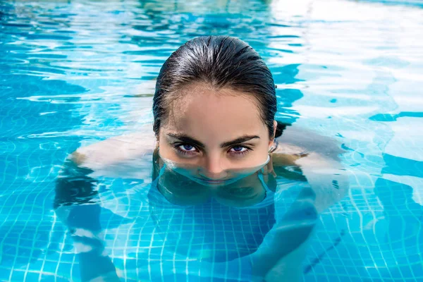 Girl resting in swimming pool at the Caribbean — Stock Photo, Image