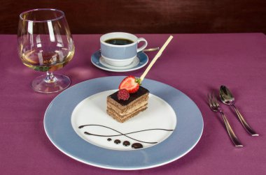 Çikolatalı mousse kek kahve ve likör bardak