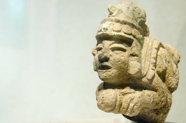 Mayalar tarafından yapılan bir adamın antik taş figürü