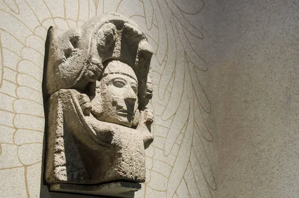 Kamenná socha hlavy uvnitř hada květnového člověka — Stock fotografie