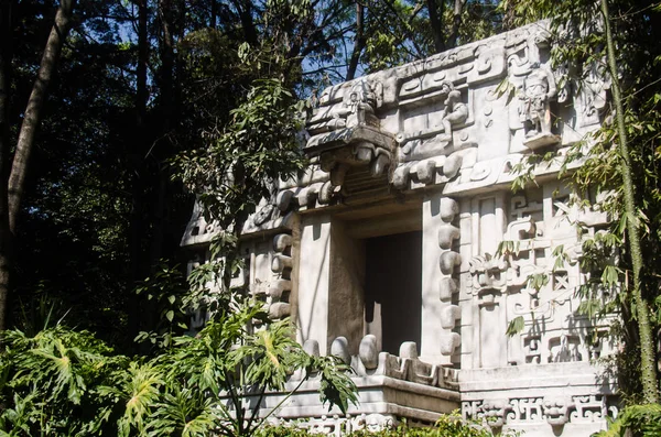 Porta Xibalba esculpida em pedra pelos antigos maias do México — Fotografia de Stock