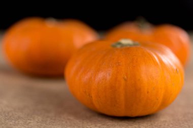 Küçük mevsimlik turuncu balkabakları dokulu arka planda