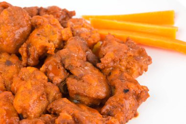 Bufalo soslu ve havuçlu kemiksiz tavuk kanadı.