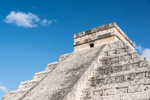 Templo de Kukulkan o "El Castillo" en Chichén Itzá, México — Foto de Stock