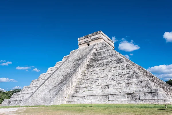 Templo de Kukulkan o "El Castillo" en Chichén Itzá, México — Foto de Stock