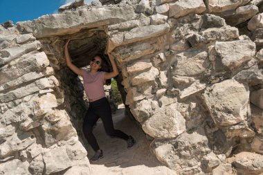 Tulum 'daki güzel genç bayan.