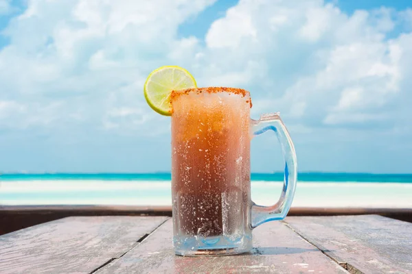 Michelada Jarra Cerveja Com Uma Fatia Limão Céu Azul Com — Fotografia de Stock