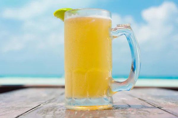 Tarro Cerveza Con Una Rodaja Limón Cielo Azul Con Nubes — Foto de Stock