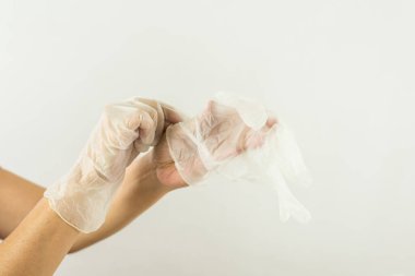 Uzman bir kozmetikçinin eldivenleri.