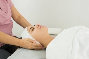 Uzman kozmetolojist derin bir yüz temizleme yapıyor.