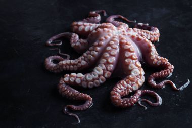 Siyah taş ham ahtapot