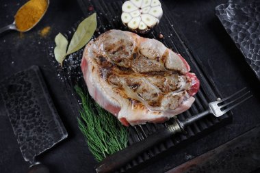 Kızarmış et ahşap tahta üzerinde